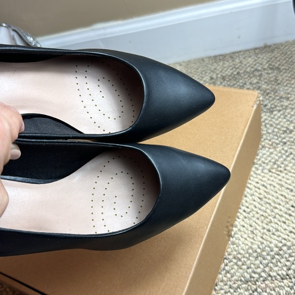 NWT • Clarks • Women’s Closed-Toe • Kitten Heel • Size 8.5W • Black Leather • 🖤 - Picture 8 of 12